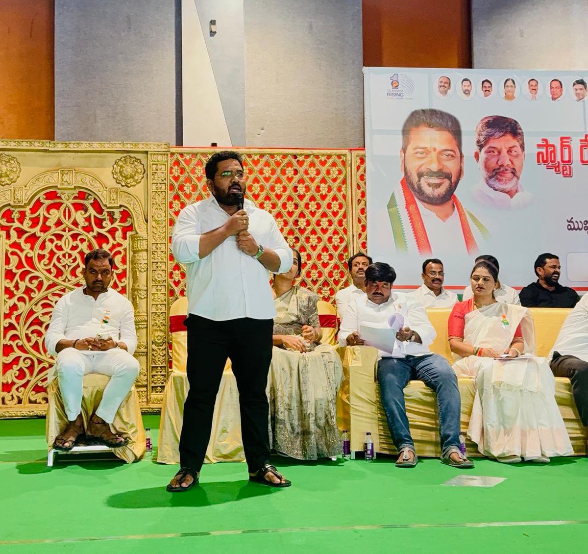 inc_ajaykumar's tweet photo. స్మార్ట్ రేషన్ కార్డుల పంపిణీ కార్యక్రమం

ఈ రోజు తెలంగాణ రాష్ట్ర గౌరవ ముఖ్యమంత్రి శ్రీ ఎ. రేవంత్ రెడ్డి గారు ప్రతిష్టాత్మకంగా ప్రారంభించిన స్మార్ట్ రేషన్ కార్డుల పంపిణీ కార్యక్రమం మేడ్చల్ జిల్లాలో ఘనంగా జరిగింది.

ఈ కార్యక్రమంలో జిల్లా కలెక్టర్ మను చౌదరి గారు, జాయింట్ కలెక్టర్, డీసీసీ అధ్యక్షులు జంగయ్య యాదవ్ గారు, హ్యాండ్లూమ్ కార్పొరేషన్ చైర్మన్ వెంకటరమణ గారు, లైవ్‌స్టాక్ కార్పొరేషన్ చైర్మన్ చరణ్ కౌశిక్ యాదవ్ గారు, వివిధ మున్సిపల్ చైర్‌పర్సన్లు మరియు ఇతర ప్రజాప్రతినిధులతో కలిసి పాల్గొనడం జరిగింది.

ఈ సందర్భంగా మాట్లాడుతూ, అర్హులైన ప్రతి ఒక్కరికీ సంక్షేమ పథకాల ప్రయోజనాలు పారదర్శకంగా అందించడమే తెలంగాణ ప్రజా ప్రభుత్వ లక్ష్యం అని పేర్కొన్నారు. ఈ లక్ష్యంలో భాగంగానే గౌరవ ముఖ్యమంత్రి శ్రీ రేవంత్ రెడ్డి గారు స్మార్ట్ రేషన్ కార్డుల విధానాన్ని ప్రారంభించారు.

ఇప్పటికే సన్నబియ్యం పంపిణీ, మహిళలకు ఉచిత బస్సు ప్రయాణ సౌకర్యం, రైతు భరోసా, ఇంటిగ్రేటెడ్ స్కూల్స్ వంటి అనేక సంక్షేమ, అభివృద్ధి కార్యక్రమాలను ప్రభుత్వం అమలు చేస్తోంది.

స్మార్ట్ రేషన్ కార్డులు పొందిన అర్హులందరికీ హృదయపూర్వక అభినందనలు. అదేవిధంగా, స్మార్ట్ రేషన్ కార్డు కోసం దరఖాస్తు ప్రక్రియ నిరంతరం కొనసాగుతుంది. అర్హులైన ప్రతి కుటుంబం ఈ అవకాశాన్ని సద్వినియోగం చేసుకుని దరఖాస్తు చేసుకోవాలని కోరుతున్నాను.

ప్రజా సంక్షేమమే లక్ష్యం…
అర్హులందరికీ సంక్షేమమే ప్రభుత్వ ధ్యేయం.
ఇది ప్రజా ప్రభుత్వం – ఇది సంక్షేమ ప్రభుత్వం.

డి. అజయ్ కుమార్
చైర్మన్, తెలంగాణ రాష్ట్ర వాషర్‌మెన్ కార్పొరేషన్
తెలంగాణ ప్రభుత్వం

#SmartRationCard #Telangana #RevanthReddy #PrajaPrabhutvam #WelfareSchemes #Medchal #TelanganaGovernment