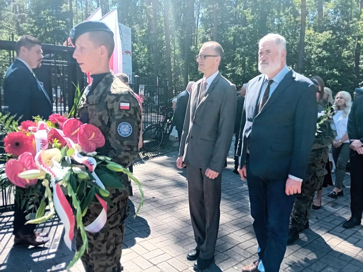 wiaraiczyn's tweet photo. Przedstawiciele Stowarzyszenia "Wiara i Czyn" @PiotrStrzembosz i Piotr Stefański złożyli wieniec podczas odbywających się w Ossowie uroczystości rocznicy Bitwy Warszawskiej 1920. https://t.co/mfR8HJ6xB2
