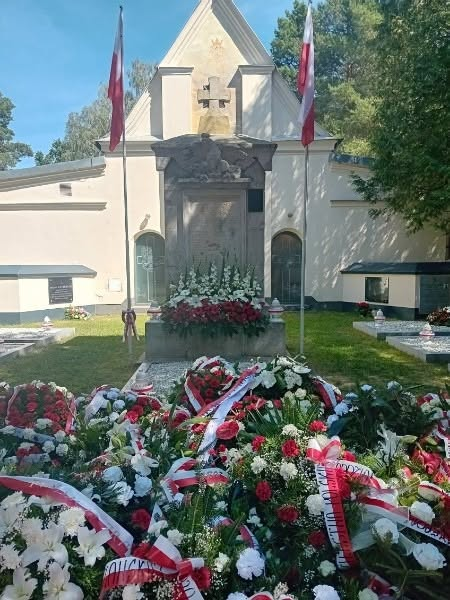 wiaraiczyn's tweet photo. Przedstawiciele Stowarzyszenia "Wiara i Czyn" @PiotrStrzembosz i Piotr Stefański złożyli wieniec podczas odbywających się w Ossowie uroczystości rocznicy Bitwy Warszawskiej 1920. https://t.co/mfR8HJ6xB2