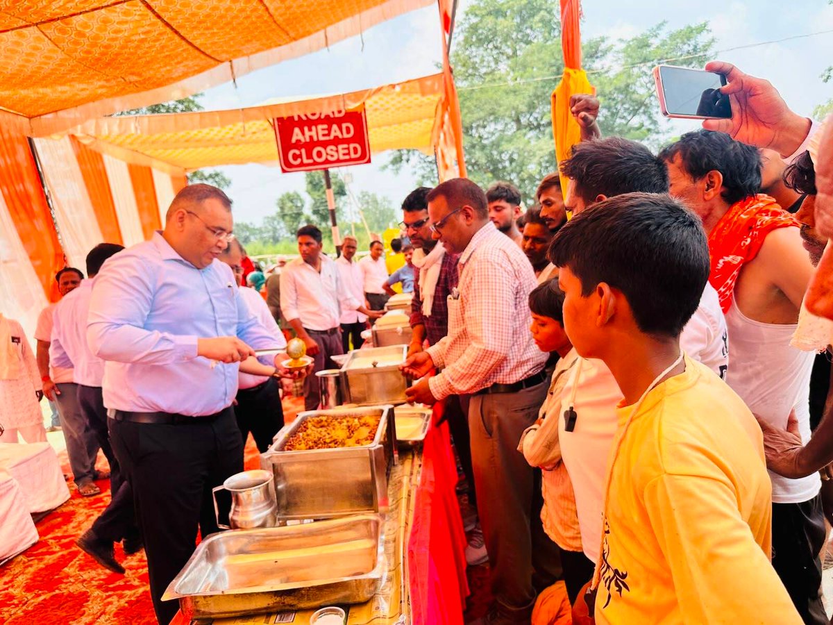 DmKasganj's tweet photo. आज कांवड़ श्रद्धालुओं के लिए भंडारे का आयोजन कर प्रसाद वितरित किया तथा श्रद्धालुओं का हालचाल जाना।

@CMOfficeUP @ChiefSecyUP #kasganj https://t.co/35H5cJpCWU