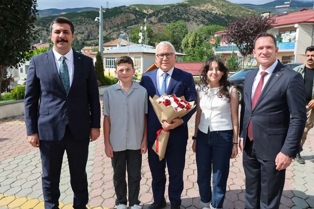 selimefe_58's tweet photo. Sivas’ın doğa harikası ilçesi Koyulhisar, devlet ile milletn kucaklaşmasına sahne olan son derece samimi ve unutulmaz anlara ev sahpliği yaptı.İlçe ziyaretlri programı kapsamında Koyulhisar’ı şereflendiren Sivas Valimiz Sn Yılmaz Şimşek,ilçe halkının yoğun sevgisiyle  karşılaştı. https://t.co/IpH036c04O