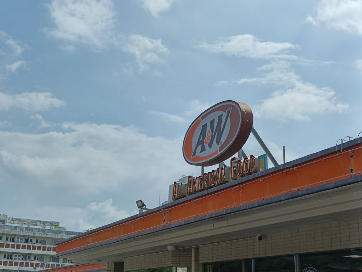 fisherman_uk's tweet photo. 沖縄で有名なルートビアという飲み物。ドクターペッパー大好きな俺だがこれは厳しかった。アメリカ人こういうの好きなの？
A&amp;Wというファーストフードチェーンはfalloutに出てきそうな雰囲気で良かった。 https://t.co/fKpg6zPozk