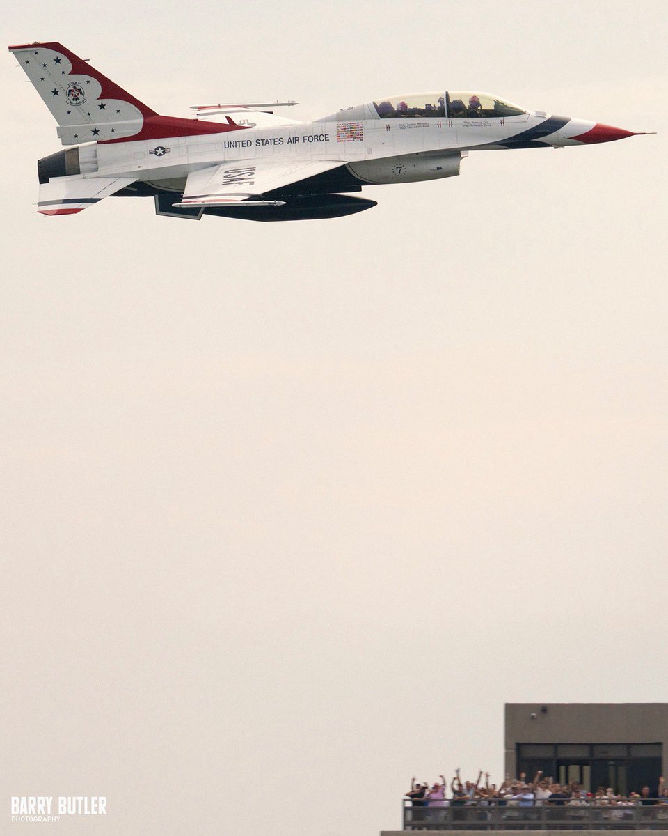barrybutler9's tweet photo. Moments from Friday in Chicago with the US Air Force Thunderbirds.  #chicago #airshow #news https://t.co/At3ZmNTDpl