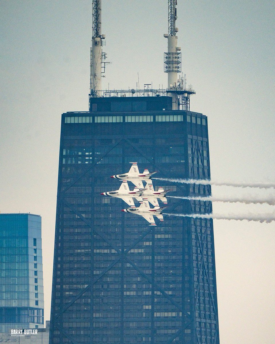 barrybutler9's tweet photo. Moments from Friday in Chicago with the US Air Force Thunderbirds.  #chicago #airshow #news https://t.co/At3ZmNTDpl