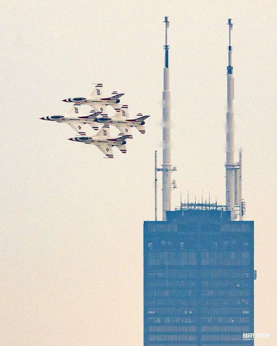 barrybutler9's tweet photo. Moments from Friday in Chicago with the US Air Force Thunderbirds.  #chicago #airshow #news https://t.co/At3ZmNTDpl