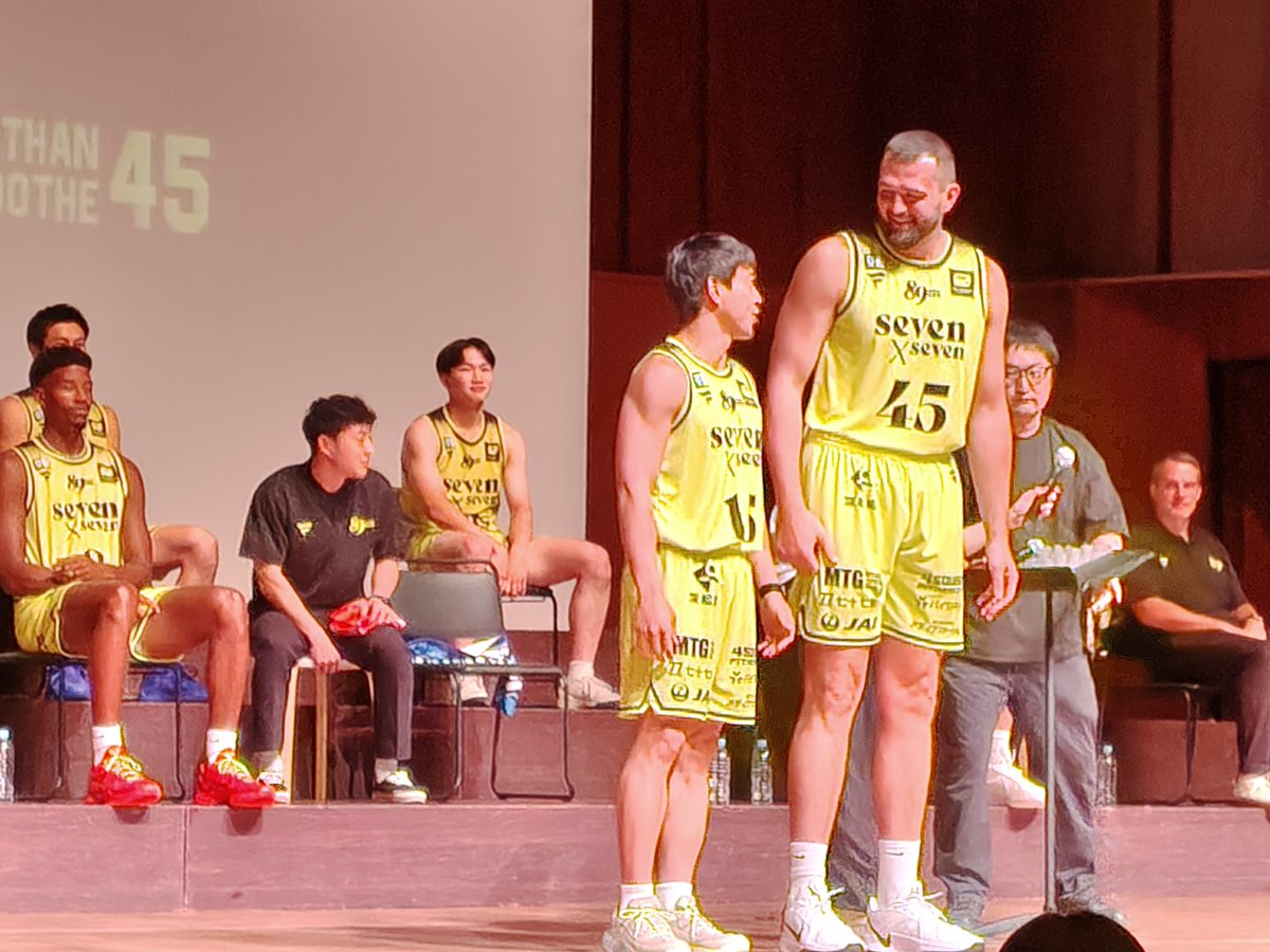 yamachang5589's tweet photo. ダブドリ(@dabu_dori)の表紙みたい🤩
今季もこのバディでのキャプテン、とても頼もしい✨
頼んまっせ🦁❤️🔥
#渡辺翔太
#NathanBoothe
#89ERS https://t.co/RR9WSeVmBU
