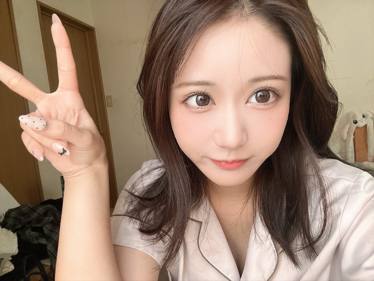 LittleStar_HEG's tweet photo. 高校卒業して半年、ずっと黒髪貫いてたけど……初めて染めました🤎

どうかなー？？

#愛純百葉 https://t.co/4nxzJGF6ZU