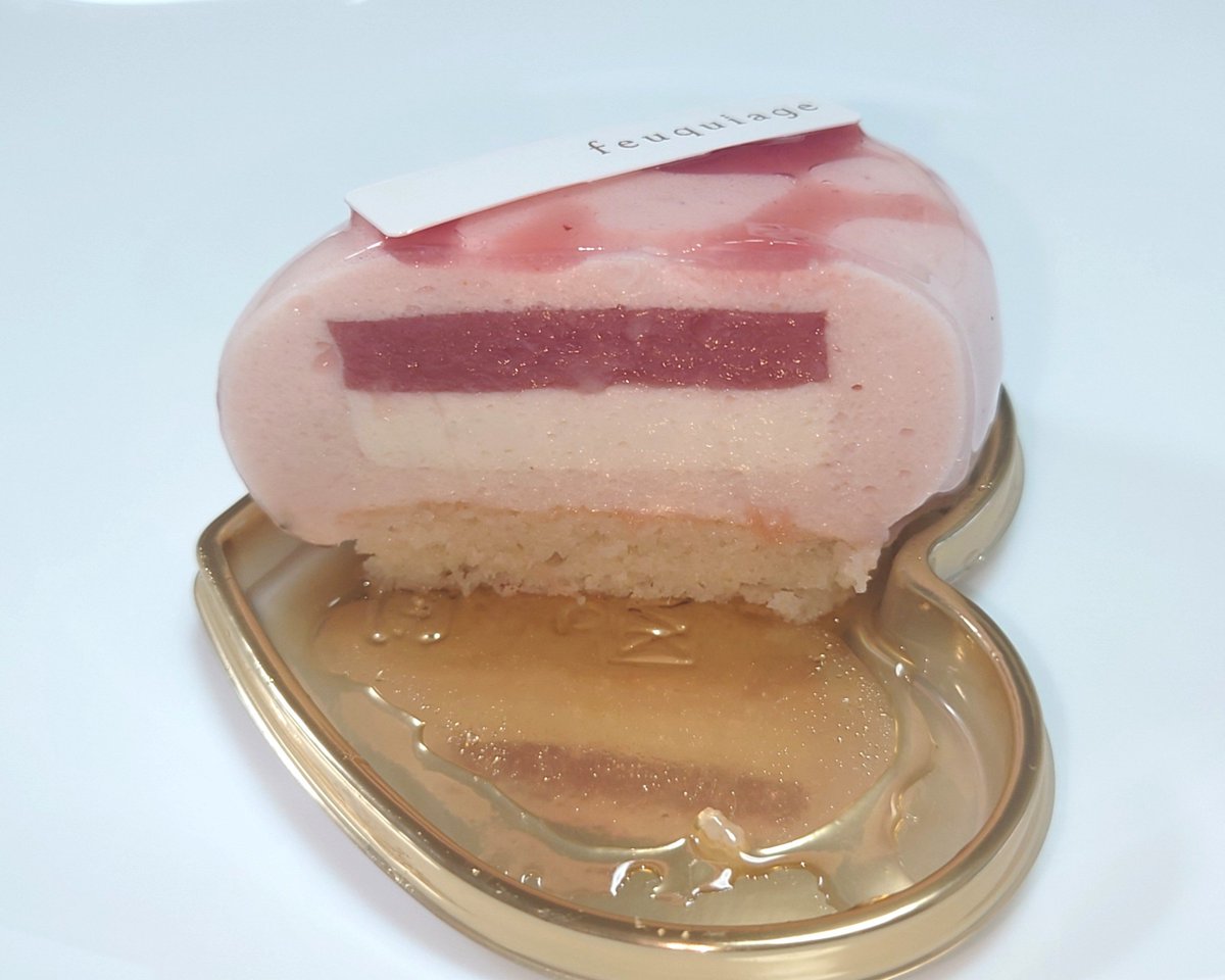 beniharuka_tea's tweet photo. ロゼ
店名の向きが…ハートの形が…どの向きが上だ…？となるなど。
桃のムースの中には、赤桃のジュレとレモンバームのムース。
ぽんわりした優しい甘みの桃味を、レモンバームの爽やかなレモンの香りとほんのりとした苦味が引き締め引き立ててくれて、おぉぉ～✨となったケーキ。めちゃウマ🍑🍋✨ https://t.co/7R8mMIbxRg