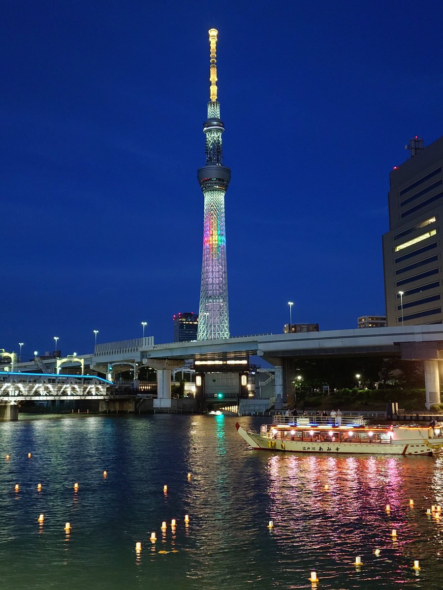 eigabaka's tweet photo. 隅田川とうろう流しを見に浅草へ来ました。灯籠の灯りがとても綺麗で、海外の方も多く参加されていました。平和な世の中になることを願って。 #灯籠流し #浅草 #隅田川とうろう流し https://t.co/MXK5ApuTkb