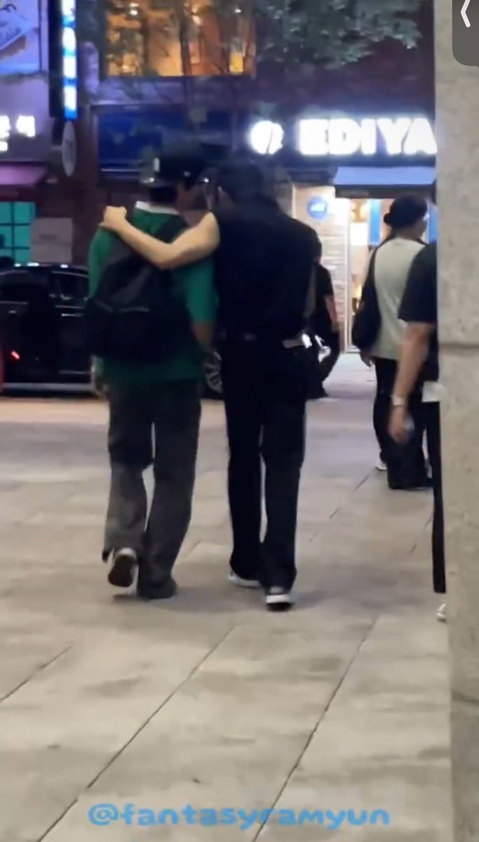 Kimhwiyoung2's tweet photo. I love the way Yootae casually throws his arm around hwiyoung's shoulders and they just walk together like that, especially when he doesn’t even know there’s a camera.
#hwitae https://t.co/AXpF7zpLRs