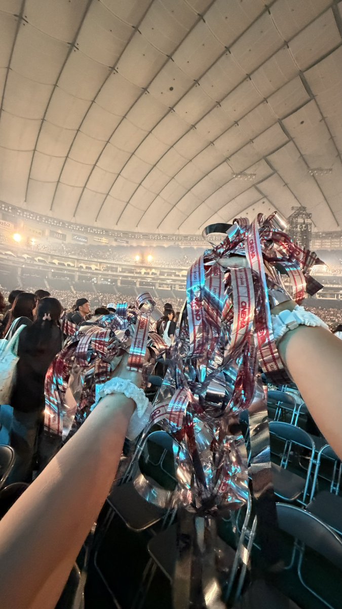ioZ6jpend's tweet photo. スタッフにえげつないほど銀テ貰った。
全部一塁側の人たちにあげました！
貰った人ありがとうございます https://t.co/R8gSndTL1m