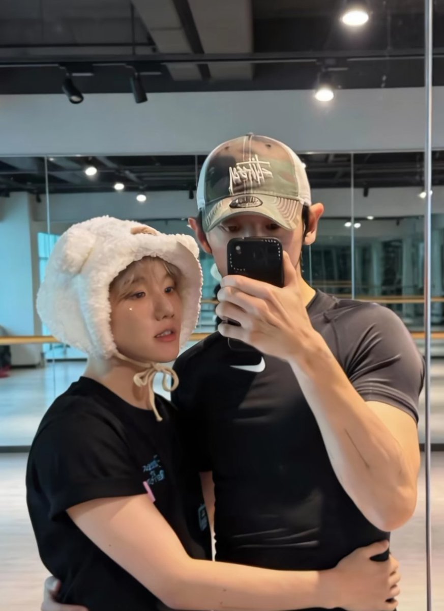 cherryberrie614's tweet photo. Nemu editan ini di pinterest 🫠🫠. Padahal kalian bisa ketemuan terus mirror selfie kayak gini, terus upload... Abis itu bumi gonjang ganjing deh. https://t.co/zDuEs0sj4q