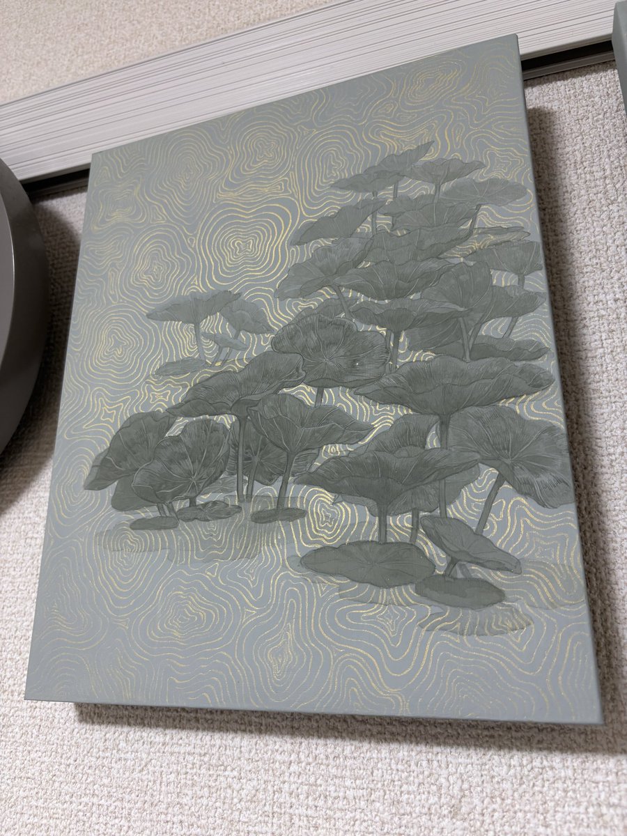 sir0385's tweet photo. 全面(側面含む)にひたすら模様を描き入れてたら夕方でした。
とりあえず完成が見えるラインまで持って来れたのでヨシとします。
ゴールドとか光るアクリル絵の具ってネットりしてて、スクールとか丸ペンだとほんとにぜんぜん作業捗らない。
でもGペンだと開きすぎると言うジレンマ https://t.co/AK0n9rdasg
