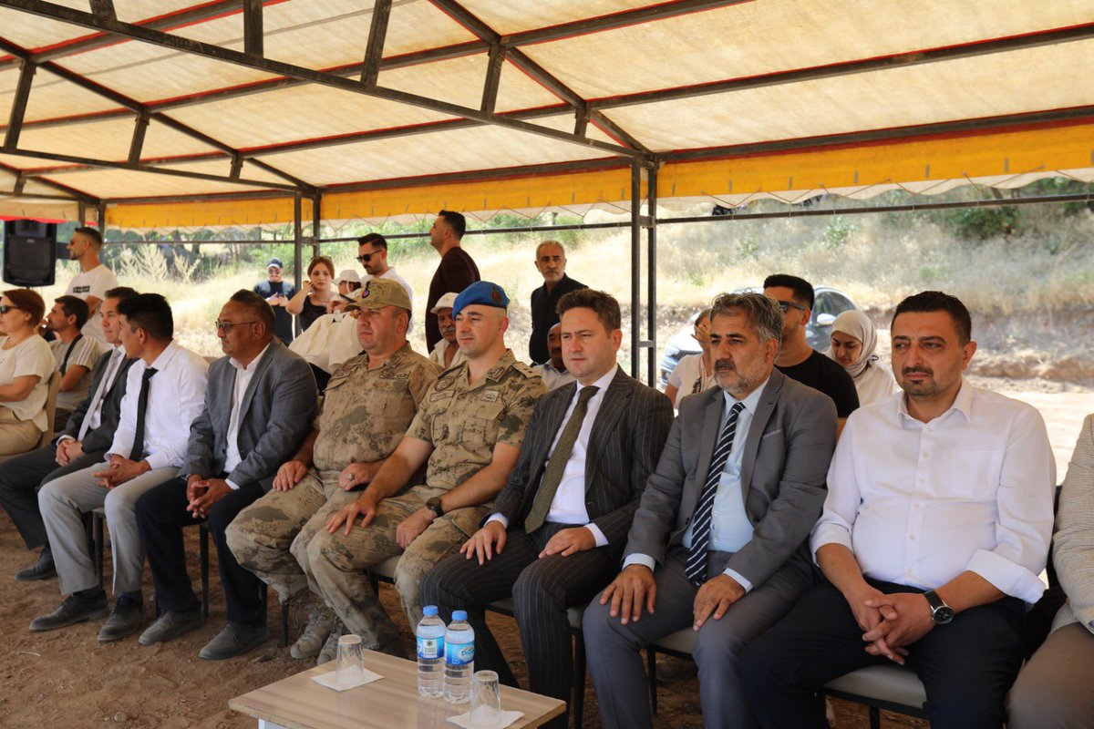 erciskaymakamlk's tweet photo. 📍 Ulupamir Mahallesi

Kökbörü Yarı Final Müsabakaları, Kaymakamımız Sayın Ahmed ÇELİK’in katılımıyla gerçekleştirildi. Programda Kaymakamımıza plaket takdim edildi

Ulupamir’de geleneksel spor kültürümüzün önemli değerlerinden Kökbörü, büyük bir coşkuyla gerçekleştirildi

#Erciş https://t.co/EkBPX3FqMu