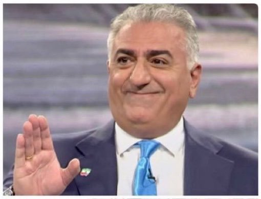 xxE6S7owCrgv3xW's tweet photo. فاجعه‌ای که برای مردم ایران رخ داده، توصیفش هم وحشتناک است
یک بیکار لوزر ، به همراه مشتی پاچه‌خوار، فرقه‌ای تشکیل دادند که بحای استراتژی ، یک قصه زیبا از آینده، تحویل ملت داد!
حمله، فروپاشی، ورود رضا برای دوره گذار ، رفراندوم و تاج !
نتیجه: هزاران جوان کشته و نظام ماندگارتر !👇۱ https://t.co/ecM4y5hLXc