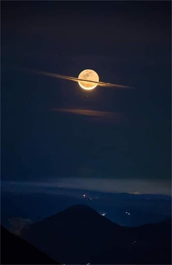 NightSkyToday's tweet photo. The Moon dressed as Saturn for the night🪐 https://t.co/MAPEyyy2Oa