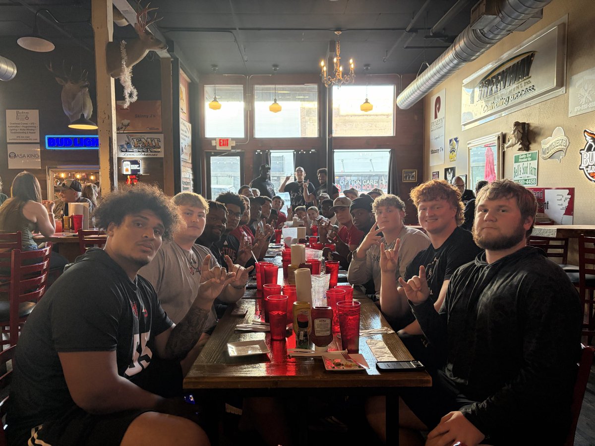 CoachNickGrimes's tweet photo. We had a great time in downtown Jonesboro last night! Thank you Skinny Js for the hospitality! @AStateFB #WolvesUp https://t.co/vn35VRZwxQ