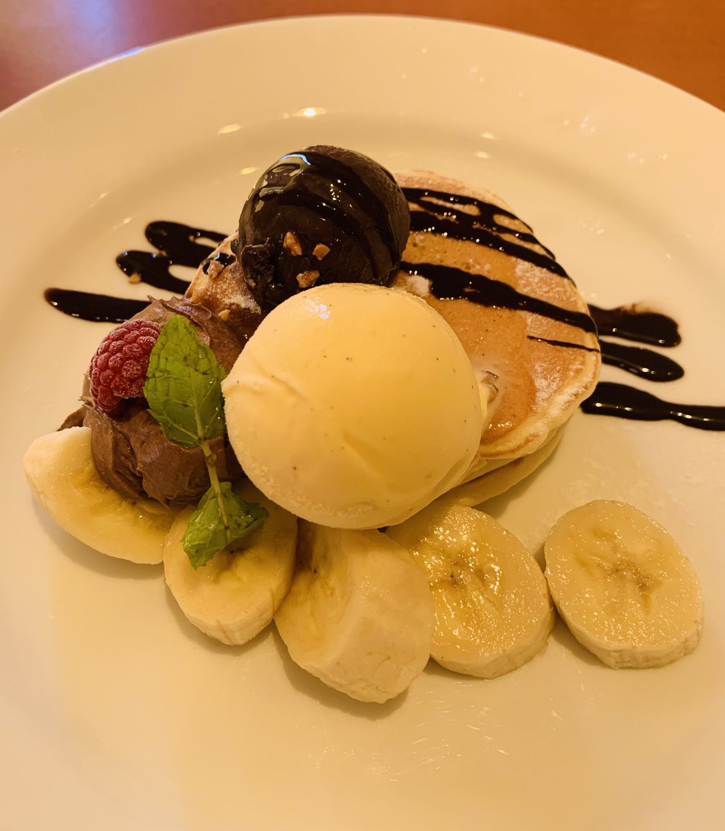 Arche_Archeion's tweet photo. 【Denny's】
🍟山盛りポテトフライ
🥞バースデーパンケーキ

誕生月クーポンでメニューにないパンケーキを食べる事ができるので久しぶりにデニーズへ。
デニーズって最西端が大阪まで、最北でも福島県までしかない割とマイナーなファミレスなんですね。 https://t.co/nfLaJLFOkq