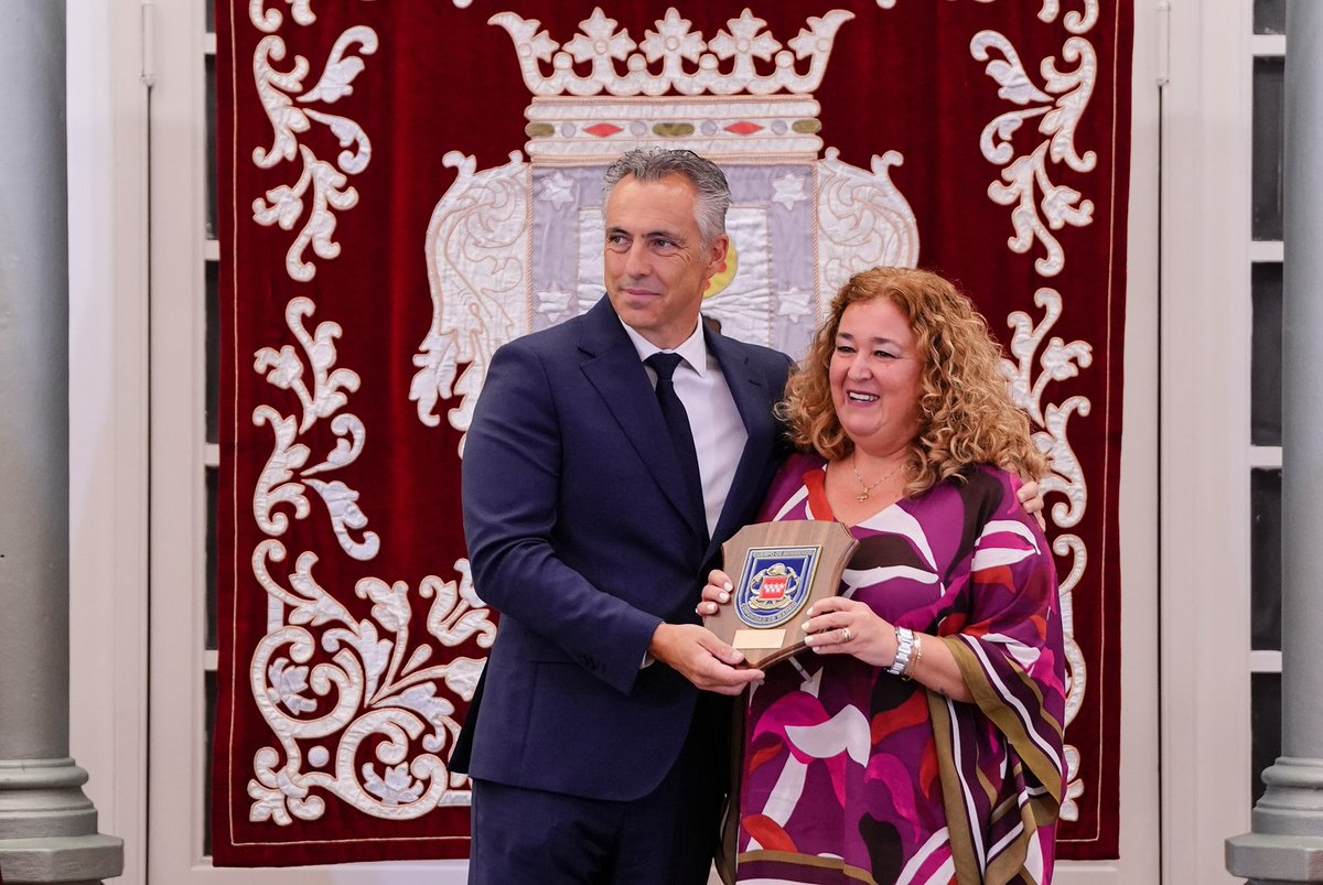 seguragc's tweet photo. María lleva 14 años al servicio de todos los vecinos del #DistritoCentro, haciendo de estas fiestas una parte imprescindible de la vida de nuestro distrito.

Hoy, 15 de agosto, celebramos la festividad de la Virgen de La Paloma, que pone el broche de oro a las fiestas de San Cayetano y San Lorenzo.

Los @BomberosMad han querido homenajear a María dentro de la celebración de las Palomas de Bronce, por su dedicación y por su servicio a nuestro distrito y a la verbena más castiza de Madrid. Sin su trabajo, estas fiestas, sin duda, serían mucho peores.

Su esfuerzo incansable hace que cada año sean mejores: mejor organizadas, con más participación en las procesiones y con más vecinos que se suman a nuestros personajes castizos.

María es casticismo.
María es Distrito Centro.
María es Madrid.

¡ENHORABUENA!