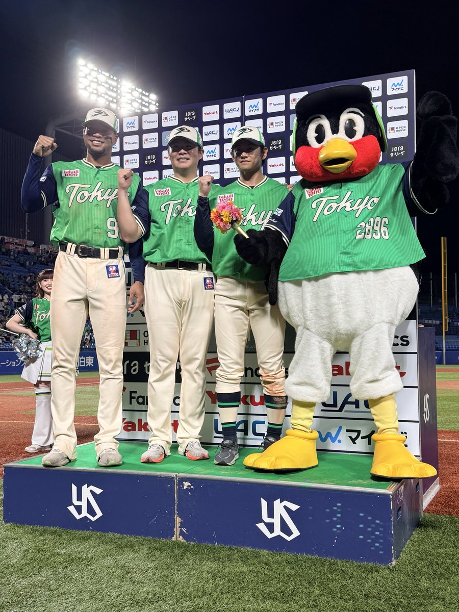 swallowspr's tweet photo. 本日のお立ち台🎉
#モンテル 選手！
#清水昇 投手！
#岩田幸宏 選手！

サヨナラ勝利を呼び込んだ
投打の立役者3人👏✨
最後まで諦めない気持ちをプレーで見せてくれました！

#swallows #燕心全開 https://t.co/lhvK2ZK8BP