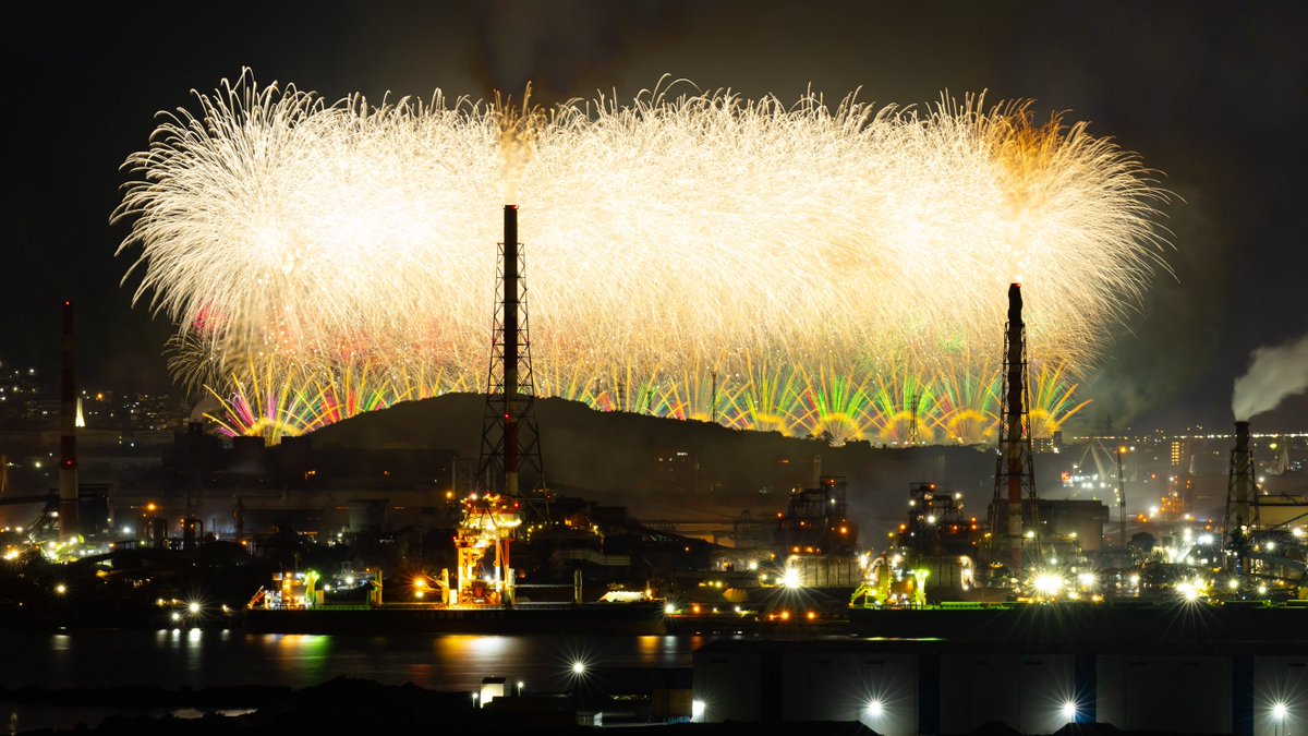 jinandaa's tweet photo. 福山夏まつり、あしだ川花火大会。フィナーレの写真。手前はJFEの工場夜景。
#福山夏まつり #あしだ川花火大会 #花火 #福山 #JFE #工場夜景 https://t.co/4V5l7ZrANW