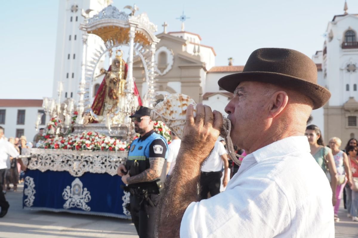 MDominguez_Glez's tweet photo. Es un sentimiento muy fuerte y especial ver cómo los peregrinos llegan a Candelaria para cumplir con una promesa o para pedirle a La Morenita su bendición. 

Una devoción que nos llena de ilusión a quienes vivimos en Tenerife pero que toca el corazón de todos los canarios.

Feliz día de la Asunción de la Virgen y de las Fiestas en Honor a Nuestra Señora de Candelaria ⚜️💙

#LaMorenita #Asunción #Candelaria