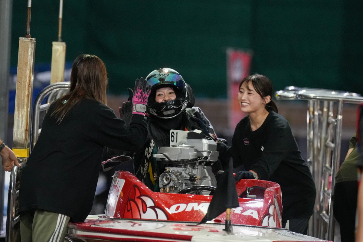 shochi_br's tweet photo. 【 #ボートレース大村 #オールレディース競走 】
８月15日・４日目

134期の #中村紋夕梨 選手が４日目12Ｒで２コース差しを決めて、デビュー初１着を飾りました。ピットに戻ってきた中村選手は「うれしいです。２Mでいつも失敗していたので、慎重に回りました」とうれし涙が止まりませんでした。「一緒に撮ってください」とのリクエストに応えて、#羽田妃希 選手、#松田真実 選手と愛知勢で記念撮影となりました（長谷）

▽ボートレース大村公式サイト
https://t.co/45U3kh6kNw

#スポーツ報知
#ボートレース