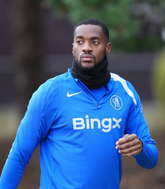 MEDIAFOOT___'s tweet photo. 🚨 TOSIN ADARABIOYO 🏴󠁧󠁢󠁥󠁮󠁧󠁿 INTÉRESSE FORTEMENT L’OM !!! 💙🤍

Le défenseur se sent bien à Chelsea mais tout peut se passer durant les deux prochaines semaines.

🗞️ @MatteMoretto https://t.co/u6gWJWfIdP