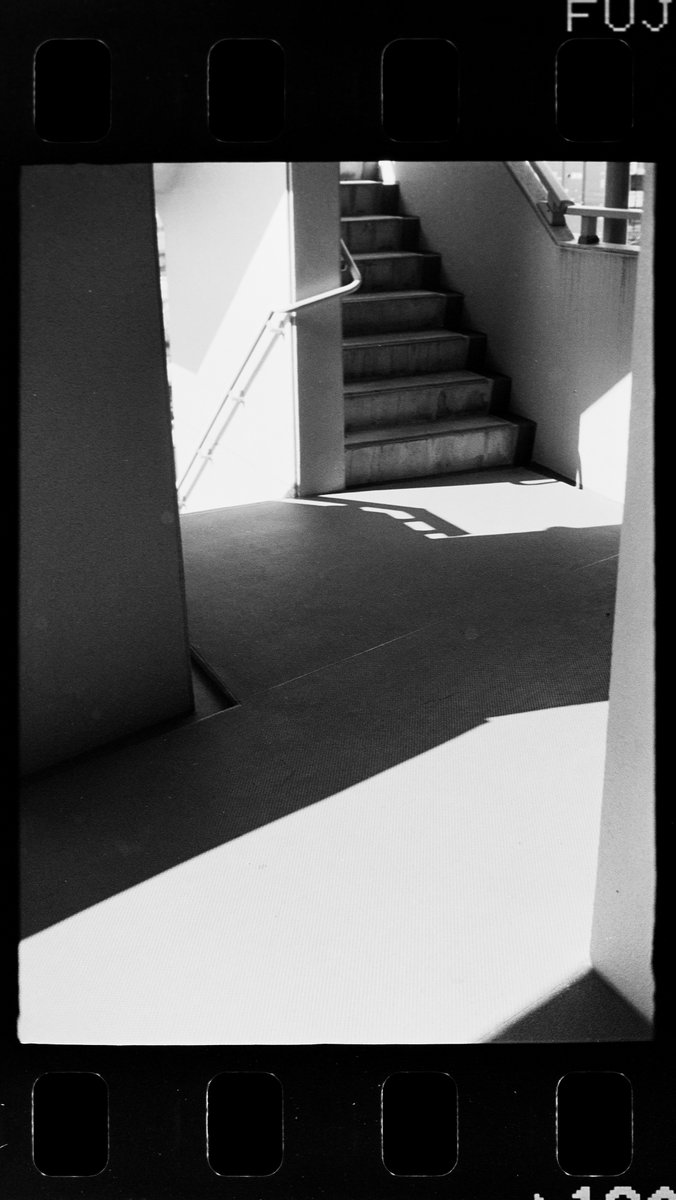 karutetto23's tweet photo. 西日

📷minolta repo-S ROKKOR-PF 32mm F1.8
🎞Fuji Neopan Acros 100 (EI100)
🧪29年前のD-19 1:3希釈 20℃ 6分

#自家現像 #フィルムカメラ #minolta #acros100
#モノクロフィルム https://t.co/r41GyUZ6Mv