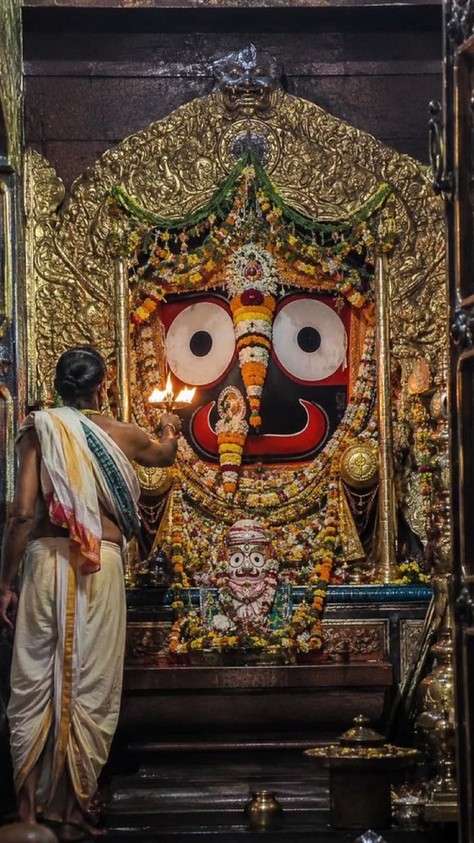 GitaBhagavad_'s tweet photo. He is seeing everything. https://t.co/59pPdpXemd
