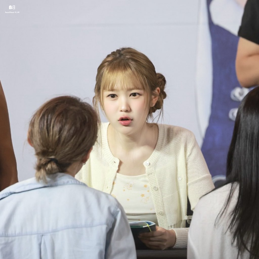 na_on10's tweet photo. 입술 터지겠다 https://t.co/tGaAIfo87D