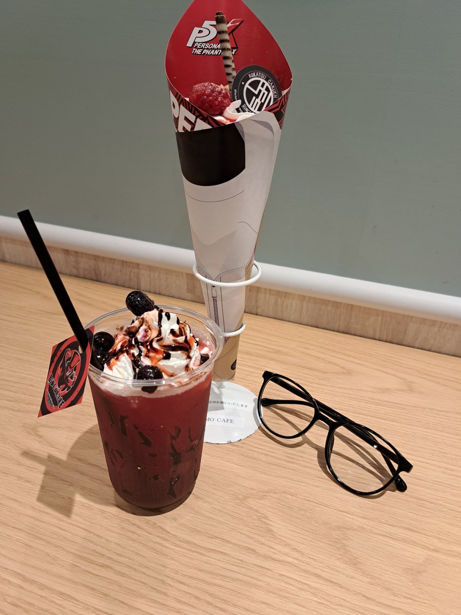 220Janne's tweet photo. 8月13日　AMOカフェinなんばマルイにて
ペルソナコラボ最高✨
雨宮蓮の眼鏡添えて👓
3モチーフクレープはオレオをふんだんに使用🍪
Xモチーフクレープはシナモンとリンゴジャムをふんだんに使用🍎
美味しかった😋🍴

#ペルソナコラボ
#ペルソナ３ 
#P5X https://t.co/9e4chRnMAH