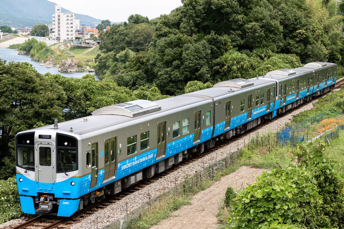 s6000_Sunport's tweet photo. 徳島線に転戦して阿波踊り増結の3600を
初めて見ましたが結構かっこ良いですね https://t.co/Tut107RhL7
