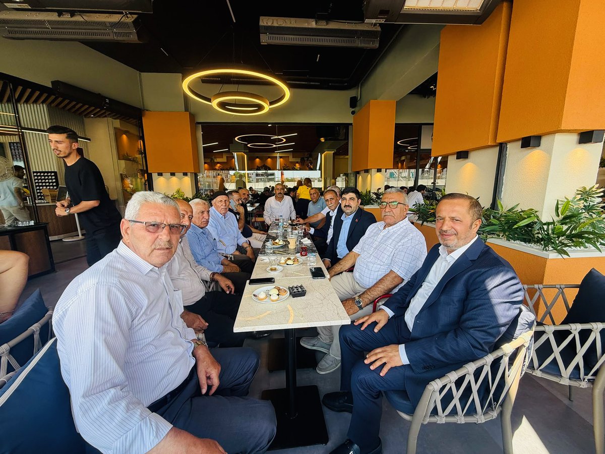 EYLDRM41's tweet photo. Bugün günlerden Gebze…

Kıymetli ailemizin evlatları Yakup Bozkurt ve Fırat Bozkurt’un açmış olduğu Brew Mood Coffee & Tea işletmesinin açılışını; ekip arkadaşlarımız ve ilçe protokolümüzle birlikte gerçekleştirdik.

Gençlerimizin kendi emekleriyle kurduğu bu güzel işletmenin bereketli, huzurlu ve bol kazançlı olmasını diliyorum. Rabbim işlerini rast getirsin, yollarını açık eylesin.

Gençlerimiz geleceğimizin teminatıdır. Aile, birlik ve beraberlik içinde; ortak akılla hareket ederek geleceğe hep birlikte yürüyeceğiz.

Gelecek için hep birlikte başaracağız.