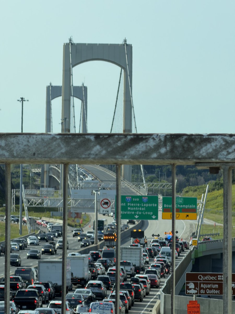 Jimlegare's tweet photo. Le pont Pierre-Lapporte est fermé, il n’y a que le pont de Québec pour traverser. Les camions de marchandises doivent faire un détour par Trois-Rivières et le PQ ne veut pas de troisième lien à Québec… https://t.co/5Oz3D51yvQ