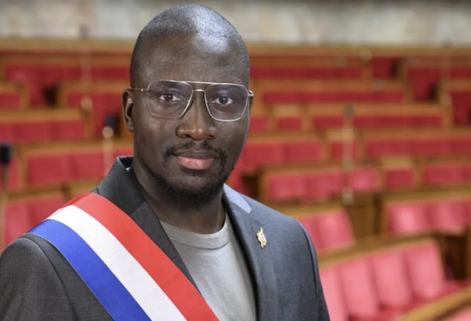 SoeurFoune's tweet photo. Ça fait bien longtemps que le député et fraudeur LFI Aly Diouara m'a bloquée sur X. Qu'il profite bien de ses privilèges encore quelques mois...L'heure est venue de rendre des comptes. https://t.co/kuhenRjO4V