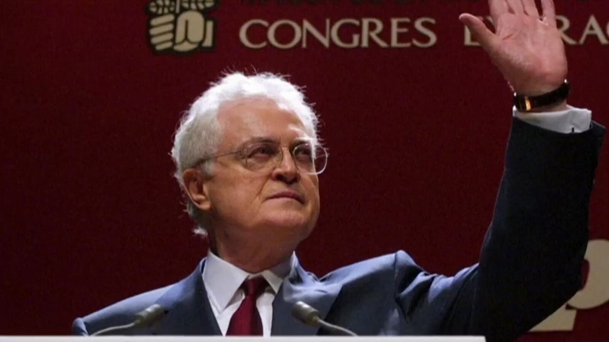 jon_delorraine's tweet photo. 🇫🇷 LE SAVIEZ-VOUS ? LA GAUCHE A ENTERRÉ EN 1997 UNE RÉFORME QUI AURAIT PU CHANGER LE FINANCEMENT DE NOS RETRAITES.

En mars 1997, la France adopte la loi Thomas.

Le principe était simple : conserver la retraite par répartition, mais permettre aux salariés de se constituer en parallèle une épargne retraite par capitalisation, éventuellement abondée par leur employeur.

Quelques mois plus tard, Lionel Jospin et la gauche arrivent au pouvoir.

Le gouvernement décide alors de ne pas publier les décrets nécessaires à l'application de la loi.

La réforme avait été votée.
Elle avait été promulguée.
Mais elle a été volontairement laissée sans application.

Le Sénat résumera lui-même cette situation par une formule très claire : « ni abrogation, ni application ».

Puis, en 2002, le gouvernement Jospin finit par supprimer définitivement la loi Thomas.

La France aurait donc pu commencer à construire, il y a près de 30 ans, un système dans lequel les salariés disposaient à la fois de la répartition et d'un véritable complément par capitalisation.

La gauche a fait le choix inverse.

Aujourd'hui, le financement de nos retraites repose toujours massivement sur les cotisations des actifs et chaque déséquilibre démographique conduit au même débat : travailler plus longtemps, augmenter les cotisations ou réduire les pensions.

On peut être favorable ou non à la capitalisation.

Mais historiquement, une chose est certaine : la France avait ouvert cette porte en 1997, et c'est le gouvernement de gauche de Lionel Jospin qui l'a refermée.

Sources : Légifrance, Sénat.