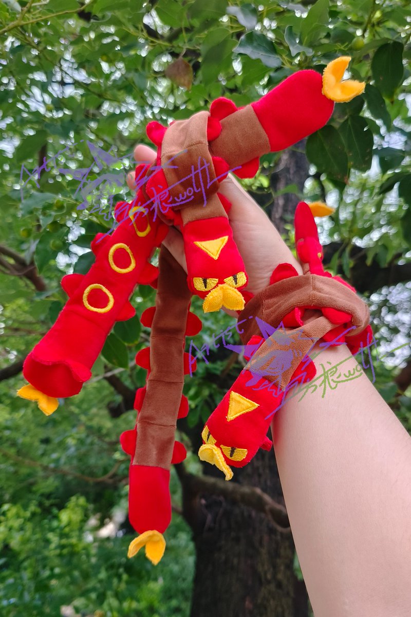 fanglangwolfL's tweet photo. Last year, I made Sizzlipede doll scarves and found that some pokemon are very suitable for designing scarves. So this year, I also designed the Hydrapple doll scarf, which has a very good effect. 
#pokemonPlush #HandmadeDoll #Hydrapple #Sizzlipede #カミツオロチㅤㅤ https://t.co/1oJmfW5UzW