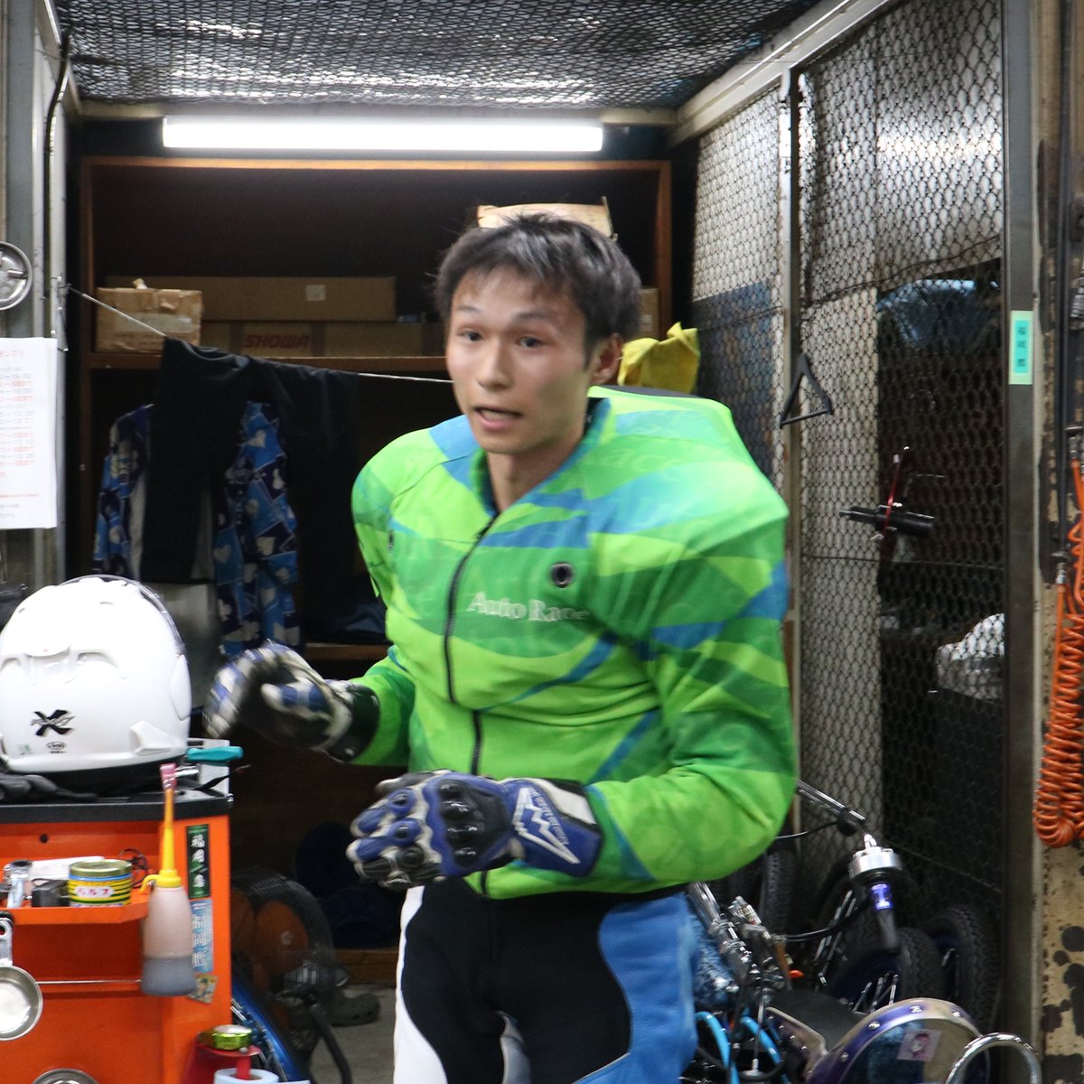 tospo_autorace's tweet photo. 伊勢崎オートのナイターＳＧ「第30回オートレースグランプリ」5日目。福岡鷹選手は準決に進めませんでしたが、この日の5Rで１着ゲット。同期の浅倉樹良、森下輝の両選手が声をかけます。 #伊勢崎オート #オートレースグランプリ #福岡鷹 #浅倉樹良 #森下輝 #オートレース #東スポ https://t.co/obCuW786tu