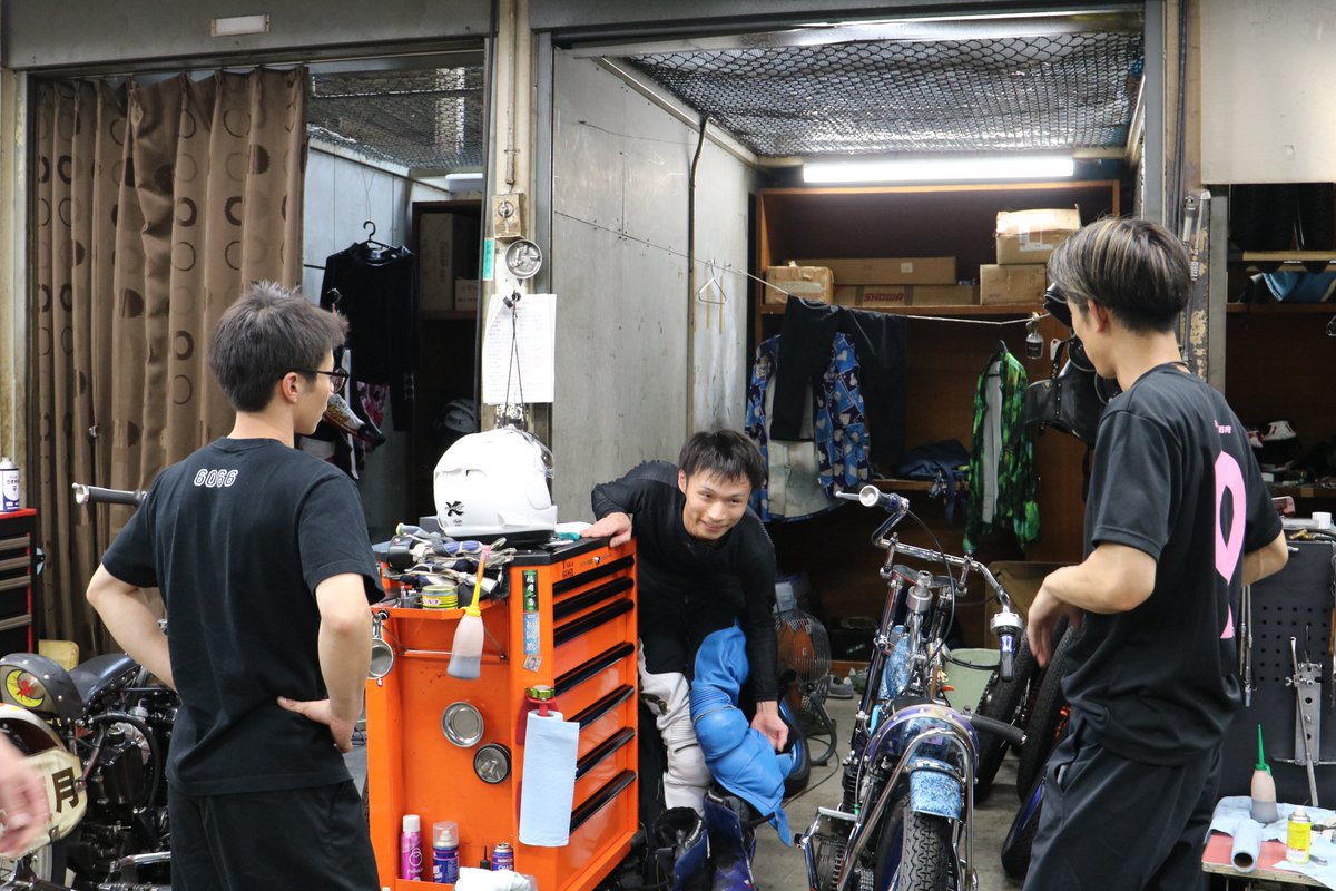 tospo_autorace's tweet photo. 伊勢崎オートのナイターＳＧ「第30回オートレースグランプリ」5日目。福岡鷹選手は準決に進めませんでしたが、この日の5Rで１着ゲット。同期の浅倉樹良、森下輝の両選手が声をかけます。 #伊勢崎オート #オートレースグランプリ #福岡鷹 #浅倉樹良 #森下輝 #オートレース #東スポ https://t.co/obCuW786tu