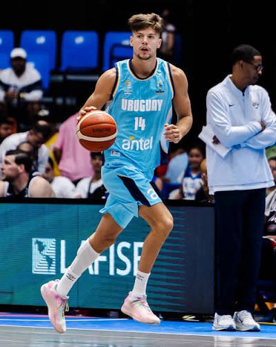 jptamborini's tweet photo. Uruguay está jugando un partidazo ante China y le llegó a sacar más de 20 de diferencia.
Tema Joaquín Rodríguez. El jugador tiene vuelo a España para sumarse a los entrenamientos de su equipo en un rato.
Jugó un cuarto y fue directo al Aeropuerto.
Háblame de amor por la celeste… https://t.co/QGPfLJXwbu