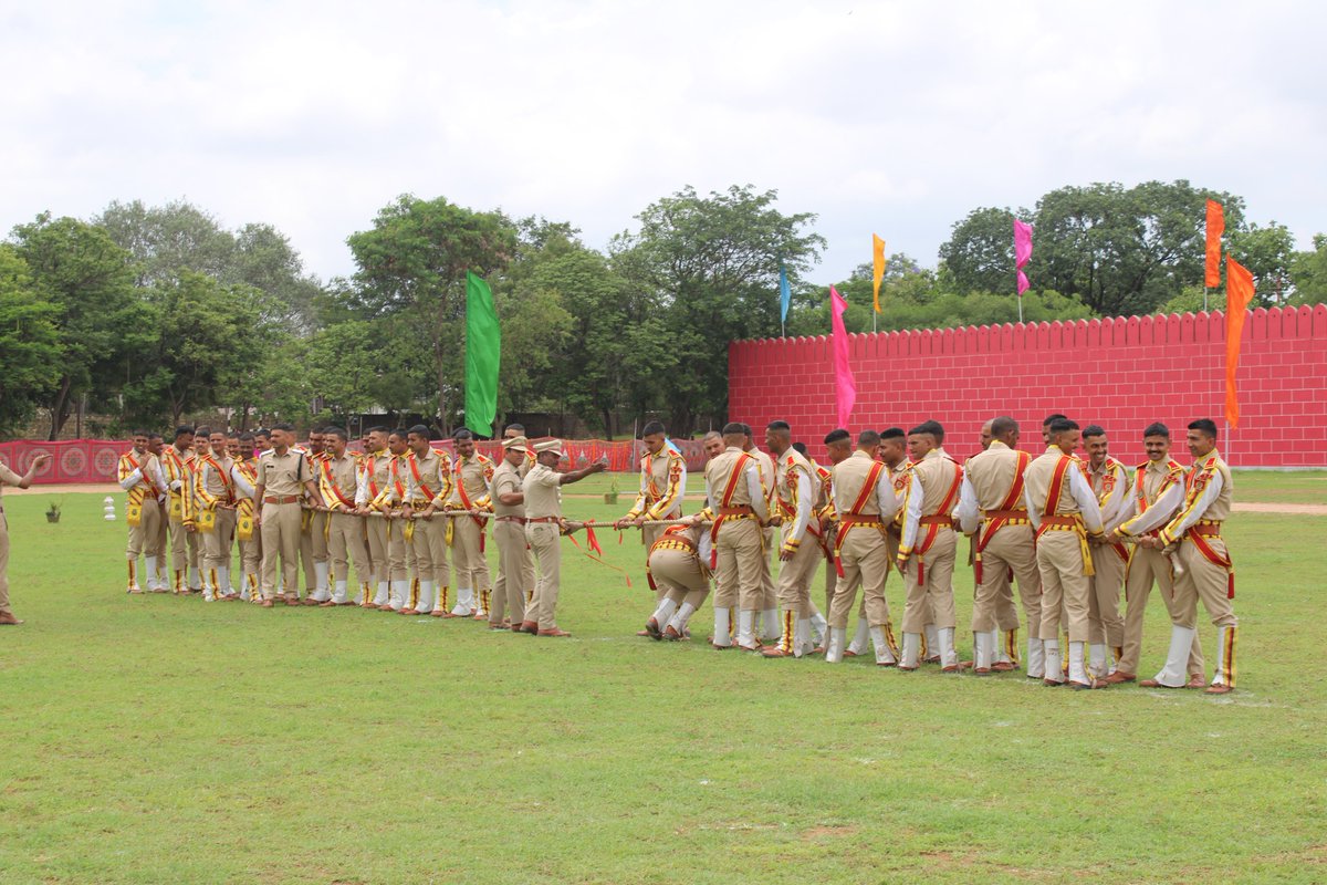 drmhyb's tweet photo. DRM Shri Santosh Kumar Verma blew the opening whistle for an intense Tug of War among RPF cadets ! Officers and families joined the cheers, wrapping up a great day with a memorable group photo. 🚂💪

#RPF #UnityInAction https://t.co/ZLGVv7pmq3