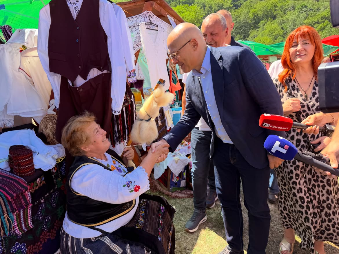 sns_srbija's tweet photo. Председник Српске напредне странке и саветник председника Србије за регионална питања Милош Вучевић @milos_vucevic изјавио је да не постоји мала или велика општина, као ни важнија или мање важан крај Србије, као и да је и најмања општина велика општина. https://t.co/ArB5DwfdOe https://t.co/3yQhtRRraq