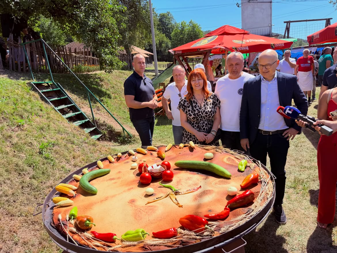 sns_srbija's tweet photo. Председник Српске напредне странке и саветник председника Србије за регионална питања Милош Вучевић @milos_vucevic изјавио је да не постоји мала или велика општина, као ни важнија или мање важан крај Србије, као и да је и најмања општина велика општина. https://t.co/ArB5DwfdOe https://t.co/3yQhtRRraq