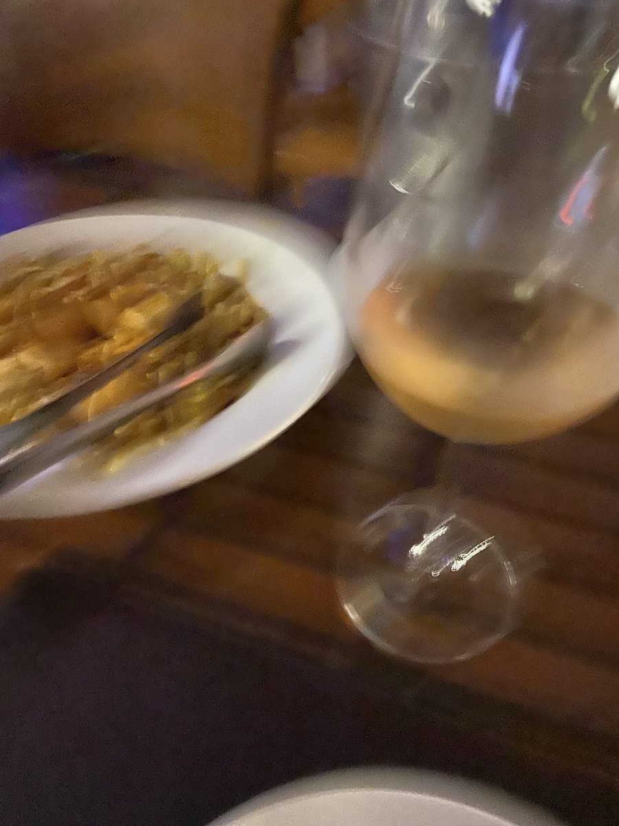 lara_baumgratz's tweet photo. Bebi um décimo de dose de vinho: https://t.co/Y3O50pyhOn