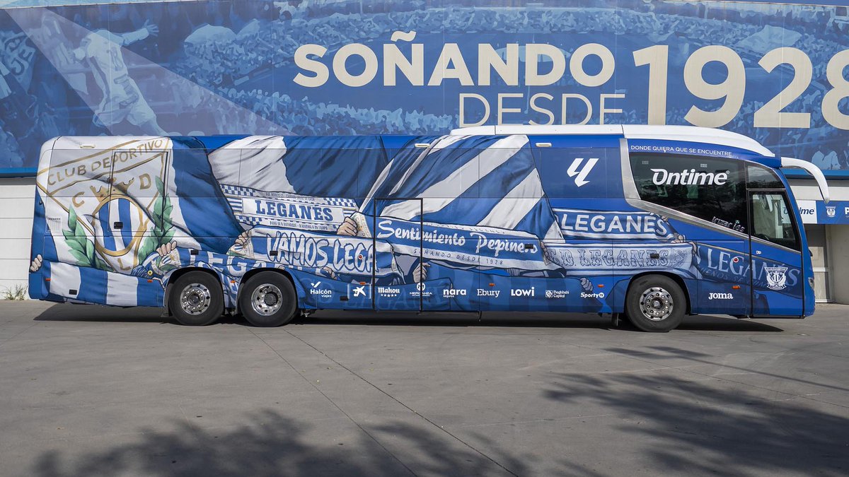 DavideFM12's tweet photo. Hemos pasado de esta preciosidad, a esto. 0 identidad con el equipo y muy simple. Incluso la fachada del estadio antes representaba al equipo y ahora te pone un diseños que no te dice nada. No me quiero imaginar el día que presenten el "proyecto" del estadio. https://t.co/UffWb7eS6C