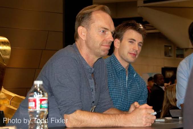 ParodyPeaks's tweet photo. @weavingsource #ChrisEvans with #SamaraWeaving's Uncle #HugoWeaving https://t.co/cE5wCsX5jB