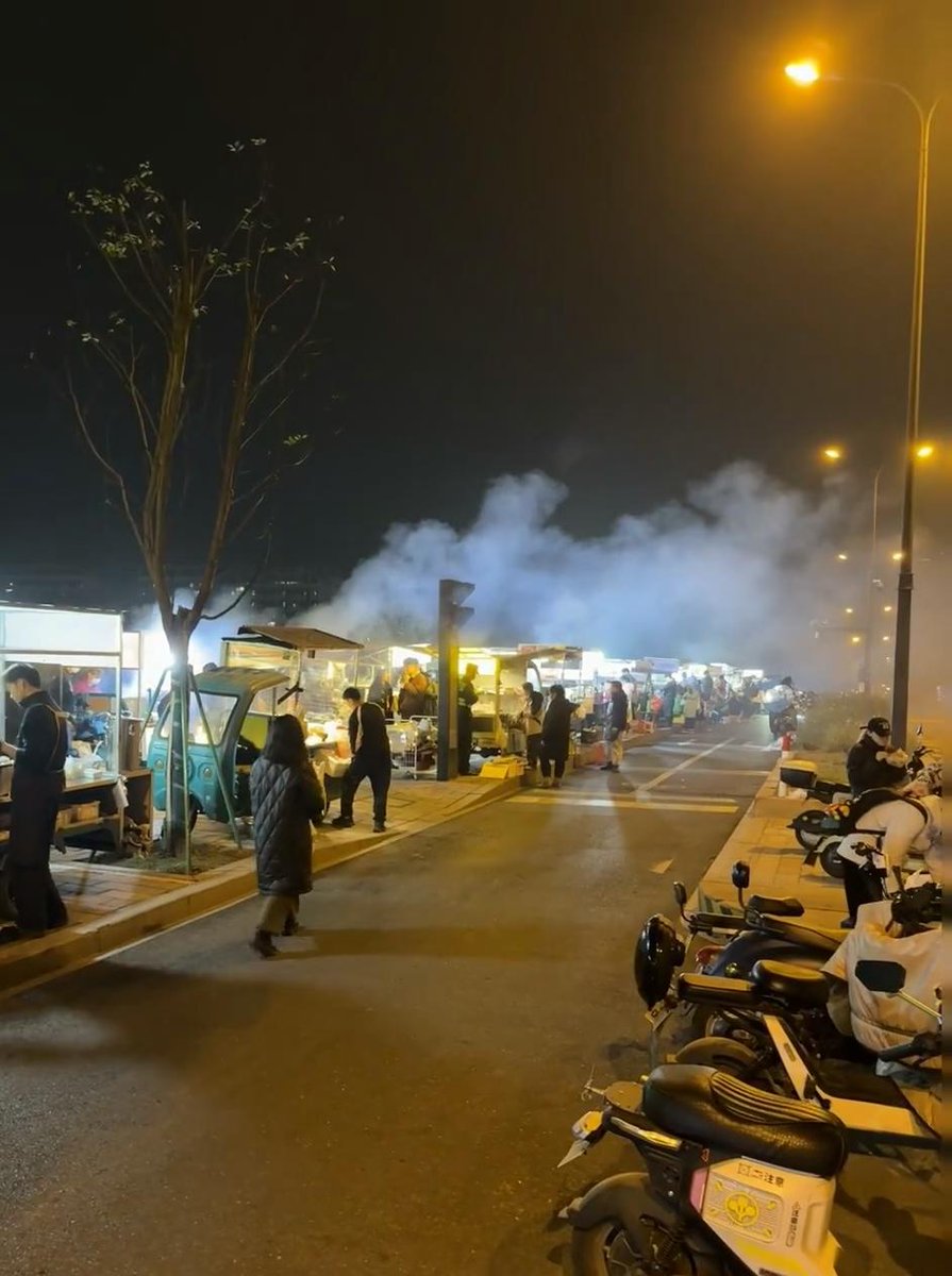 IghidyB's tweet photo. Just passed a street food cart with warm steam curling up on this cold evening—simple little joys hit different https://t.co/h1w1Xdh5bH