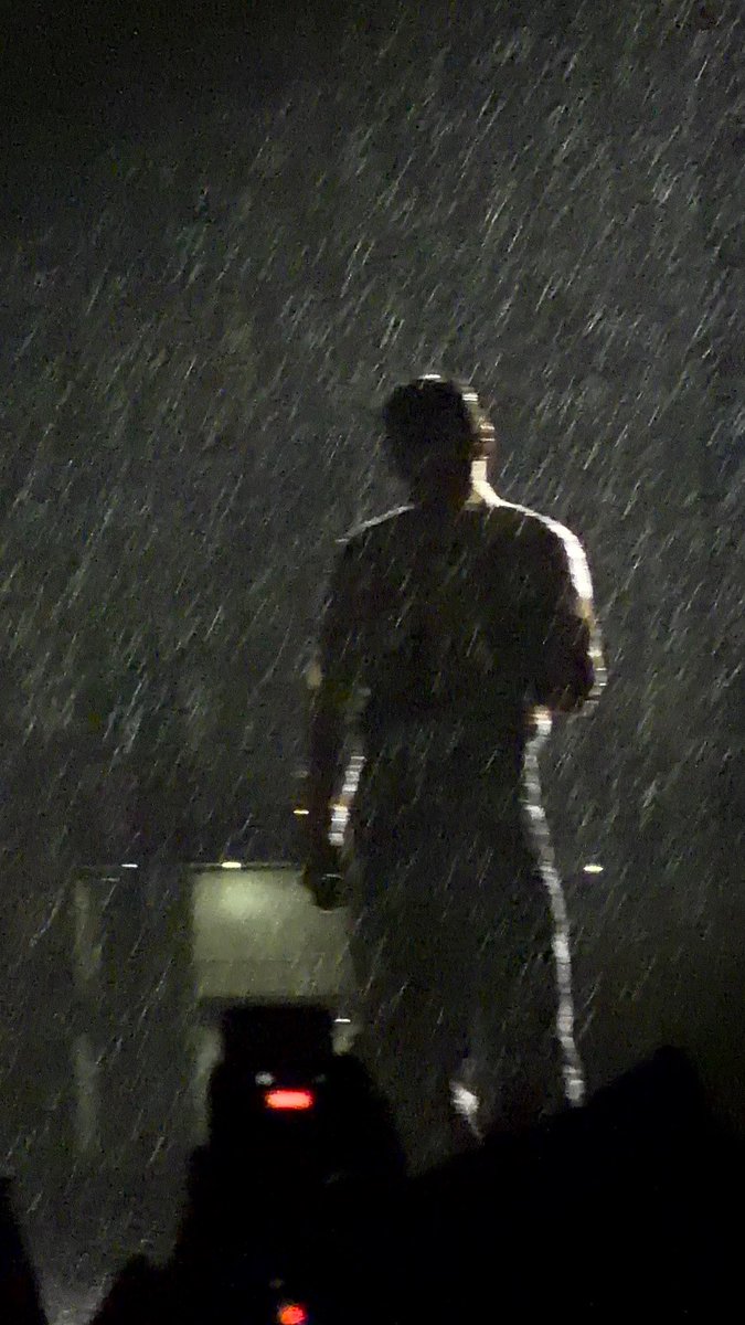 mvvcci's tweet photo. @pinkvib3sss la lluvia torrencial me hizo creer que la segunda era una gran foto https://t.co/b1909Mbbgp