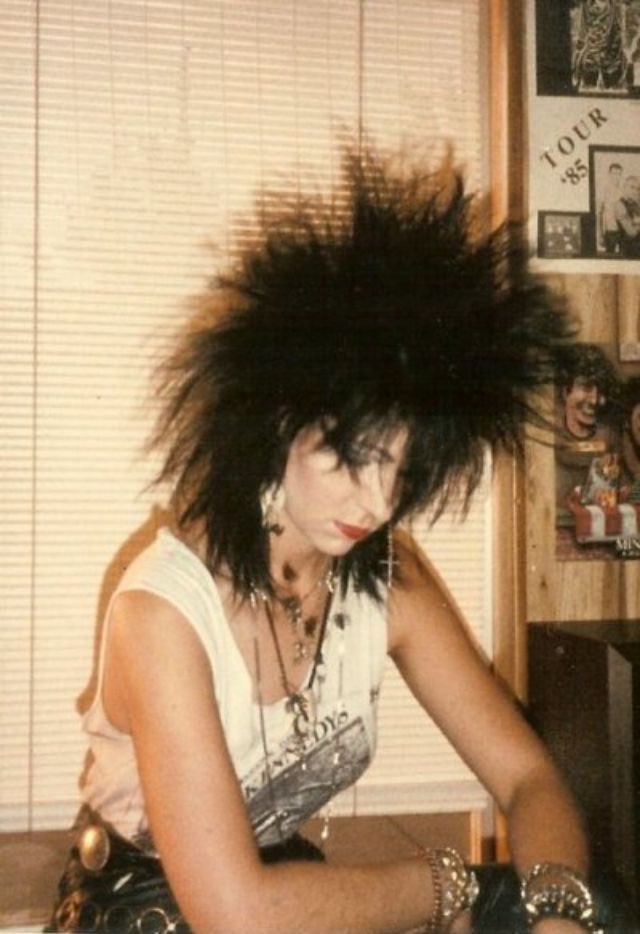 thedollstheatre's tweet photo. its insane how being “alt” (which in general is an umbrella term im starting to get sick of lol because it only came into place recently when subcultures have been around for decades) has become a competition of how many piercings and tattoos you can have when the people who https://t.co/Cl8Vsaguix